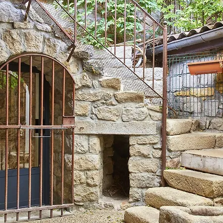 Aux Prisons De Bed and Breakfast