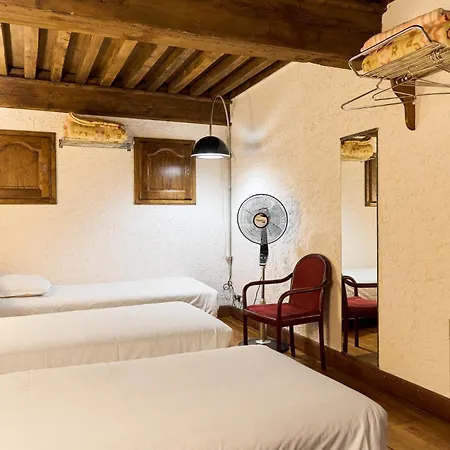 Aux Prisons De Bed & Breakfast
