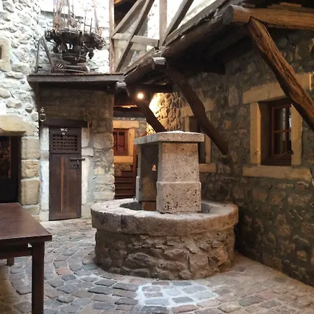 Aux Prisons De Bed & Breakfast