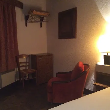 Aux Prisons De 3* Montagny (Rhone)